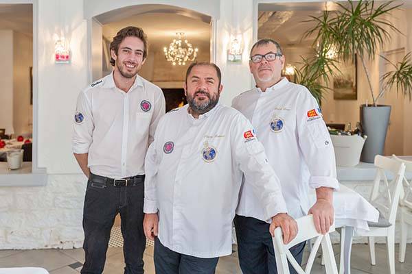 chef cuisiner et employés.jpg chef cuisiner et employés.jpg